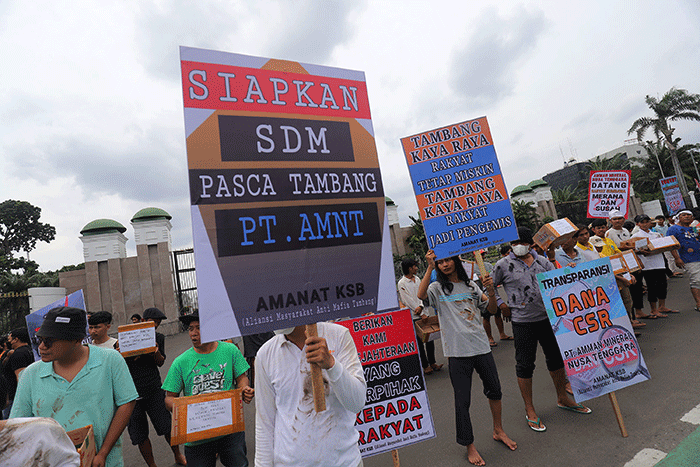 Ratusan massa yang tergabung dalam Aliansi Masyarakat Anti Mafia Tambang (AMANAT) berunjukrasa dengan aksi mengemis massal di depan Gedung MPR/DPR.