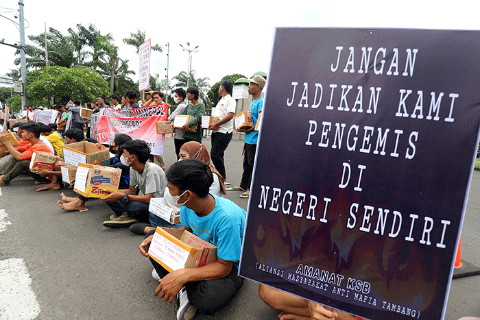 Ratusan massa yang tergabung dalam Aliansi Masyarakat Anti Mafia Tambang (AMANAT) berunjukrasa dengan aksi mengemis massal di depan Gedung MPR/DPR.