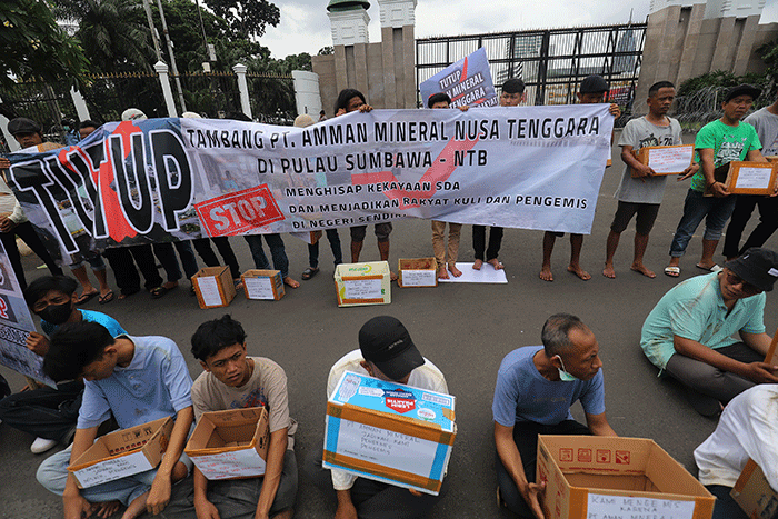 Ratusan massa yang tergabung dalam Aliansi Masyarakat Anti Mafia Tambang (AMANAT) berunjukrasa dengan aksi mengemis massal di depan Gedung MPR/DPR.