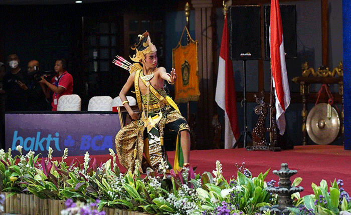 Pementasan seni Wayang Indonesia yang diinisiasi oleh Sekretariat Nasional Wayang Indonesia (SENA WANGI) dalam rangka memperingati Hari Wayang Nasional.