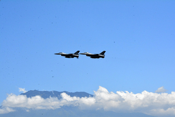 Dua unit Pesawat Tempur F16 Figthing Falcon TS-1605, dengan Pilot Mayor Pnb Jaka Aristya dan TS-1637 Pilot Letda Pnb Chandra Yudha Bakti, melaksanakan Fly Pass.