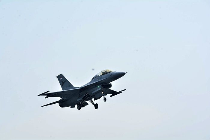 Dua unit Pesawat Tempur F16 Figthing Falcon TS-1605, dengan Pilot Mayor Pnb Jaka Aristya dan TS-1637 Pilot Letda Pnb Chandra Yudha Bakti, melaksanakan Fly Pass.