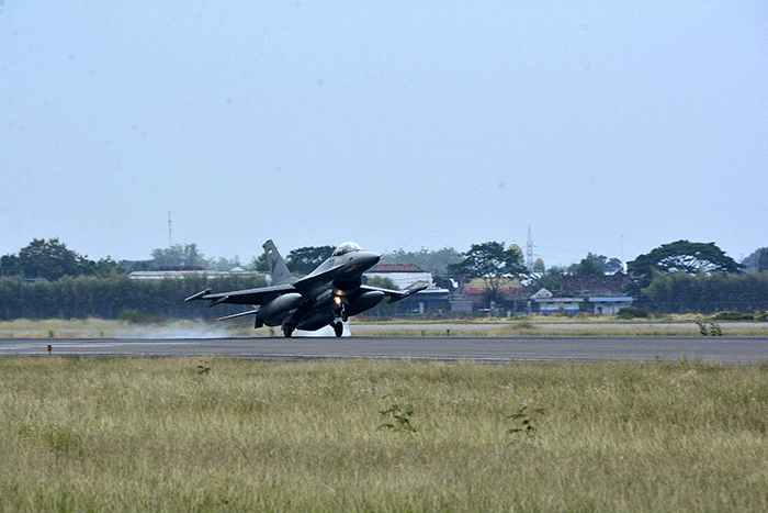 Dua unit Pesawat Tempur F16 Figthing Falcon TS-1605, dengan Pilot Mayor Pnb Jaka Aristya dan TS-1637 Pilot Letda Pnb Chandra Yudha Bakti, melaksanakan Fly Pass.