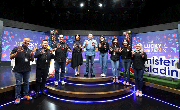 Executive Chairman MNC Group Hary Tanoesoedibjo memotong tumpeng Hut ke 7 Mister Aladin di Jakarta, Kamis (10/11/2022).