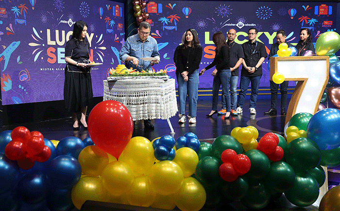 Executive Chairman MNC Group Hary Tanoesoedibjo memotong tumpeng Hut ke 7 Mister Aladin di Jakarta, Kamis (10/11/2022).