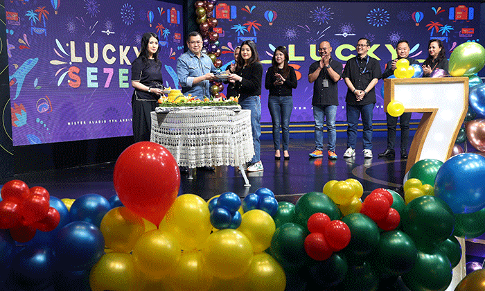 Executive Chairman MNC Group Hary Tanoesoedibjo memotong tumpeng Hut ke 7 Mister Aladin di Jakarta, Kamis (10/11/2022).