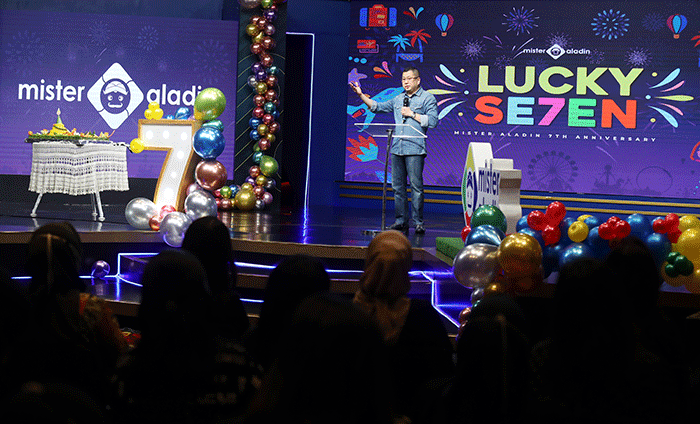 Executive Chairman MNC Group Hary Tanoesoedibjo memotong tumpeng Hut ke 7 Mister Aladin di Jakarta, Kamis (10/11/2022).