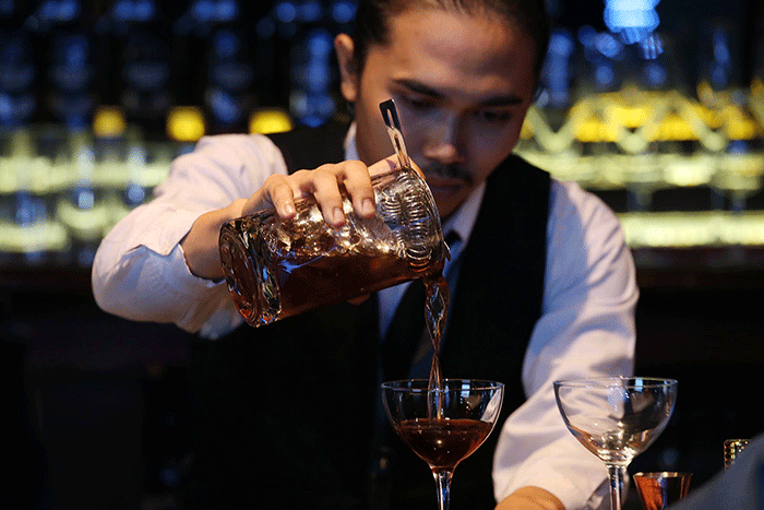 Aksi para bartender meracik cocktail ketika mengikuti Friendship Indonesian Cocktail Championship 2022.