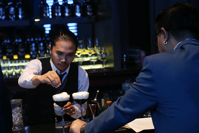 Aksi para bartender meracik cocktail ketika mengikuti Friendship Indonesian Cocktail Championship 2022.