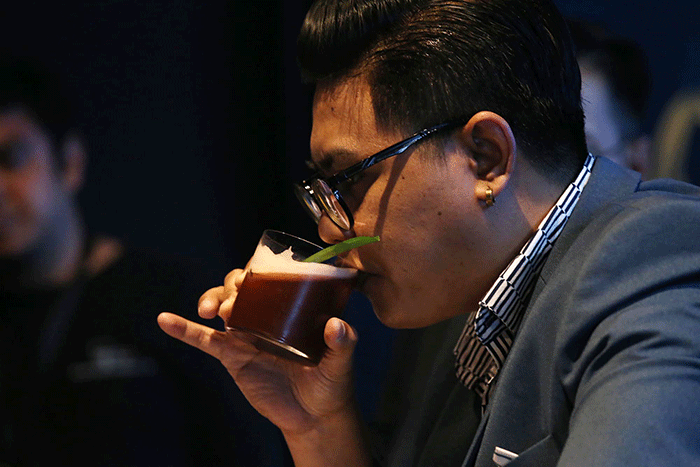 Aksi para bartender meracik cocktail ketika mengikuti Friendship Indonesian Cocktail Championship 2022.