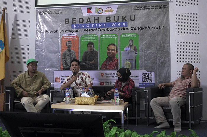 Bedah buku Nicotine War karya Wanda Hamilton di Teater Abdul Ghani, Fakultas Adab dan Humaniora, UIN Syarif Hidayatullah.