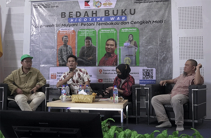 Bedah buku Nicotine War karya Wanda Hamilton di Teater Abdul Ghani, Fakultas Adab dan Humaniora, UIN Syarif Hidayatullah.