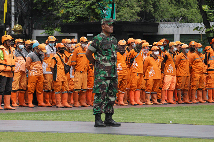 Petugas gabungan yang terdiri dari Prajurit Kostrad, Kopassus, Marinir, Brimob, dan PPSU melakukan apel di Markas Besar Kostrad, Jakarta, Kamis (10/11/2022).