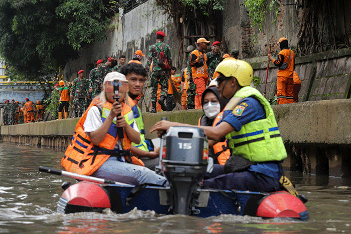 Petugas gabungan yang terdiri dari Prajurit Kostrad, Kopassus, Marinir, Brimob, dan PPSU melakukan apel di Markas Besar Kostrad, Jakarta, Kamis (10/11/2022).