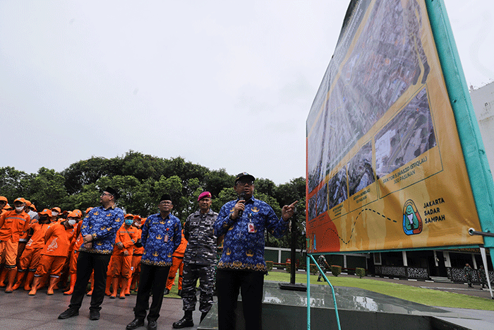 Petugas gabungan yang terdiri dari Prajurit Kostrad, Kopassus, Marinir, Brimob, dan PPSU melakukan apel di Markas Besar Kostrad, Jakarta, Kamis (10/11/2022).