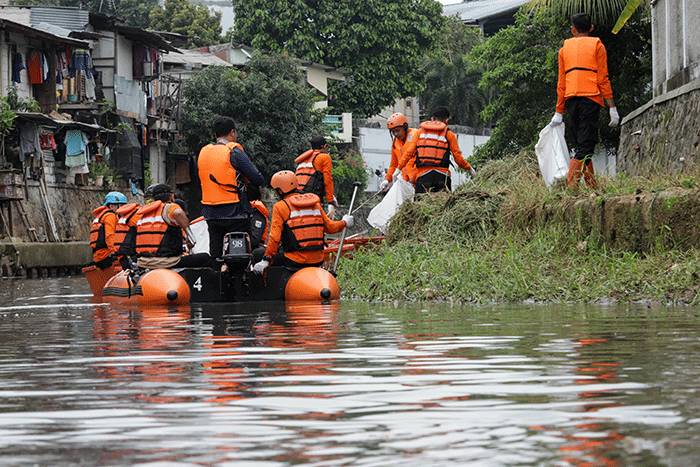 Petugas gabungan yang terdiri dari Prajurit Kostrad, Kopassus, Marinir, Brimob, dan PPSU melakukan apel di Markas Besar Kostrad, Jakarta, Kamis (10/11/2022).