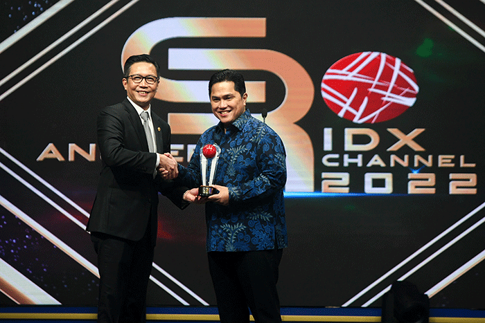 Menteri Badan Usaha Milik Negara (BUMN) Erick Thohir saat meraih penghargaan dalam ajang Anugerah CSR IDX Channel 2022 di iNews Tower, Jakarta.
