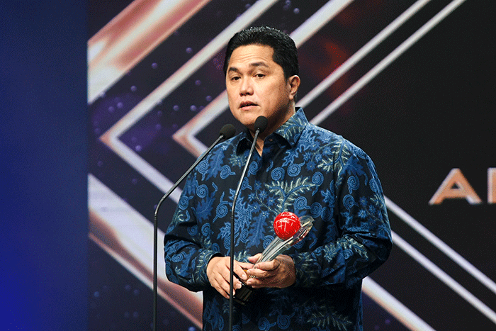 Menteri Badan Usaha Milik Negara (BUMN) Erick Thohir saat meraih penghargaan dalam ajang Anugerah CSR IDX Channel 2022 di iNews Tower, Jakarta.