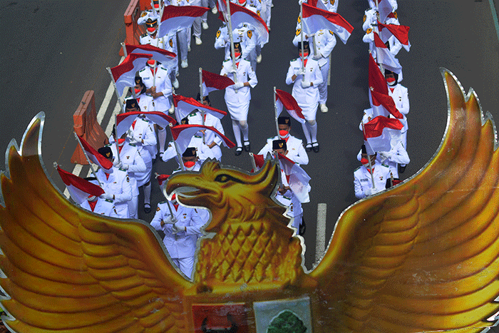 Belasan ribu peserta mengikuti Kirab Merah Putih 1.001 meter dalam memperingati Hari Pahlawan di Kota Semarang, Jawa Tengah, Kamis (10/11/2022).