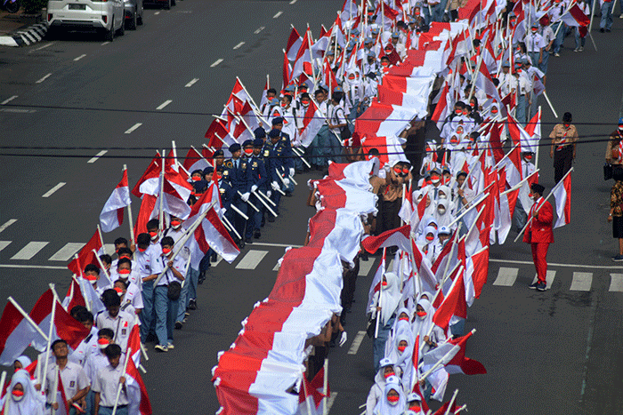 Belasan ribu peserta mengikuti Kirab Merah Putih 1.001 meter dalam memperingati Hari Pahlawan di Kota Semarang, Jawa Tengah, Kamis (10/11/2022).