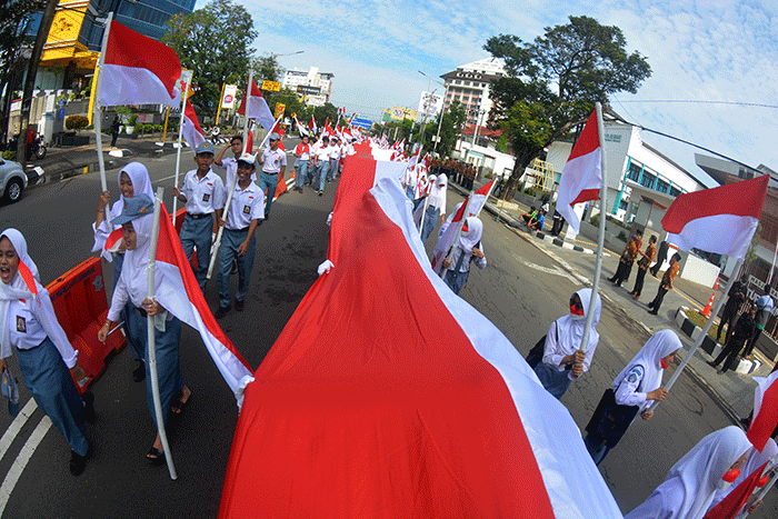 Belasan ribu peserta mengikuti Kirab Merah Putih 1.001 meter dalam memperingati Hari Pahlawan di Kota Semarang, Jawa Tengah, Kamis (10/11/2022).