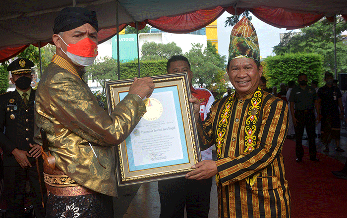 Belasan ribu peserta mengikuti Kirab Merah Putih 1.001 meter dalam memperingati Hari Pahlawan di Kota Semarang, Jawa Tengah, Kamis (10/11/2022).