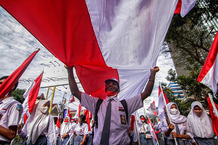 Belasan ribu peserta mengikuti Kirab Merah Putih 1.001 meter dalam memperingati Hari Pahlawan di Kota Semarang, Jawa Tengah, Kamis (10/11/2022).