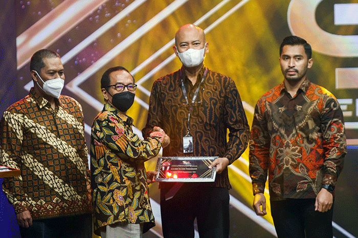 Penghargaan kategori Economic Development Initiatives dalam ajang Anugerah CSR IDX Channel 2022 di iNews Tower, Jakarta.