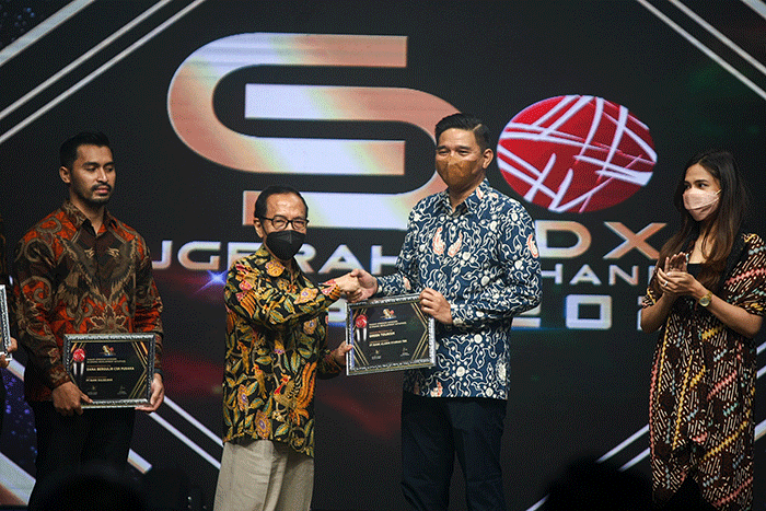 Penghargaan kategori Economic Development Initiatives dalam ajang Anugerah CSR IDX Channel 2022 di iNews Tower, Jakarta.