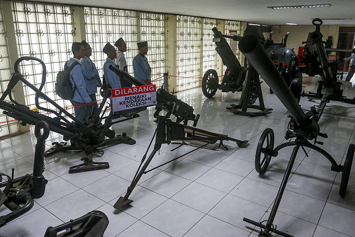 Sejumlah siswa sekolah mengunjungi Museum Satria Mandala pada peringatan Hari Pahlawan di Jakarta, Kamis (10/11/2022).