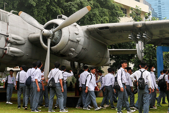 Sejumlah siswa sekolah mengunjungi Museum Satria Mandala pada peringatan Hari Pahlawan di Jakarta, Kamis (10/11/2022).