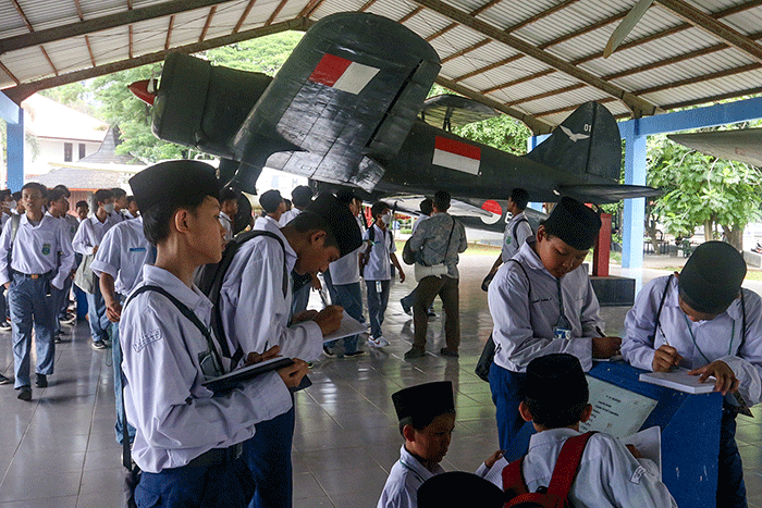 Sejumlah siswa sekolah mengunjungi Museum Satria Mandala pada peringatan Hari Pahlawan di Jakarta, Kamis (10/11/2022).