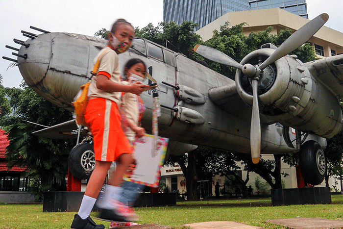 Sejumlah siswa sekolah mengunjungi Museum Satria Mandala pada peringatan Hari Pahlawan di Jakarta, Kamis (10/11/2022).