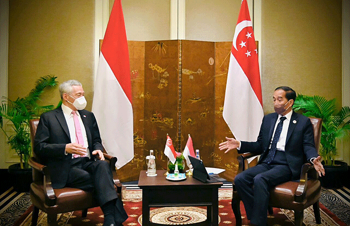 Presiden Joko Widodo melakukan pertemuan bilateral dengan Perdana Menteri Singapura Lee Hsien Loong di Hotel Sofitel Phnom Penh, Kamis (10/11/2022) malam.