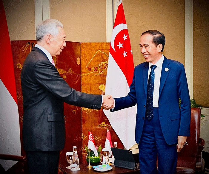 Presiden Joko Widodo melakukan pertemuan bilateral dengan Perdana Menteri Singapura Lee Hsien Loong di Hotel Sofitel Phnom Penh, Kamis (10/11/2022) malam.