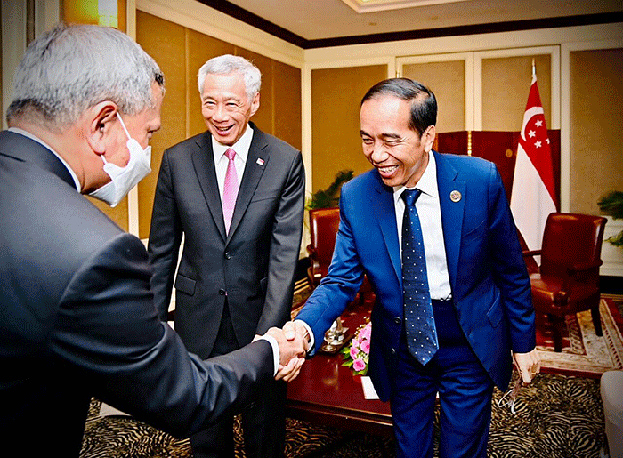 Presiden Joko Widodo melakukan pertemuan bilateral dengan Perdana Menteri Singapura Lee Hsien Loong di Hotel Sofitel Phnom Penh, Kamis (10/11/2022) malam.
