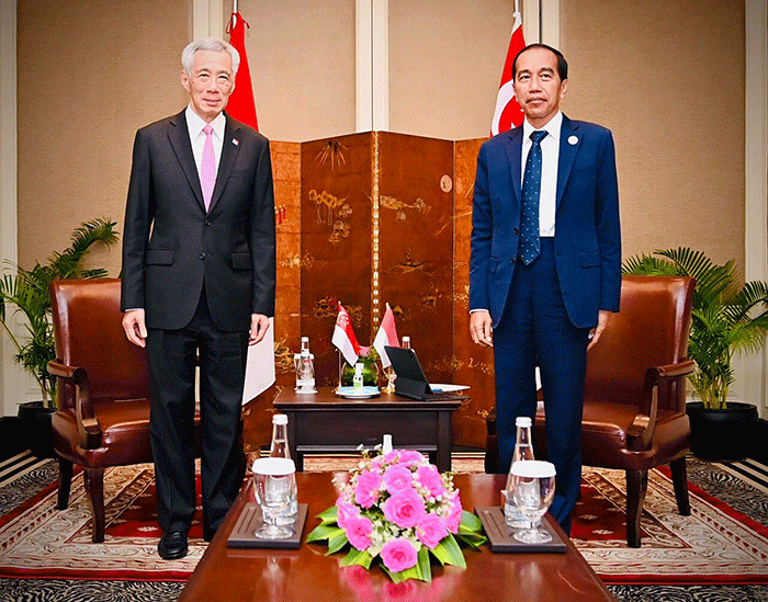 Presiden Joko Widodo melakukan pertemuan bilateral dengan Perdana Menteri Singapura Lee Hsien Loong di Hotel Sofitel Phnom Penh, Kamis (10/11/2022) malam.