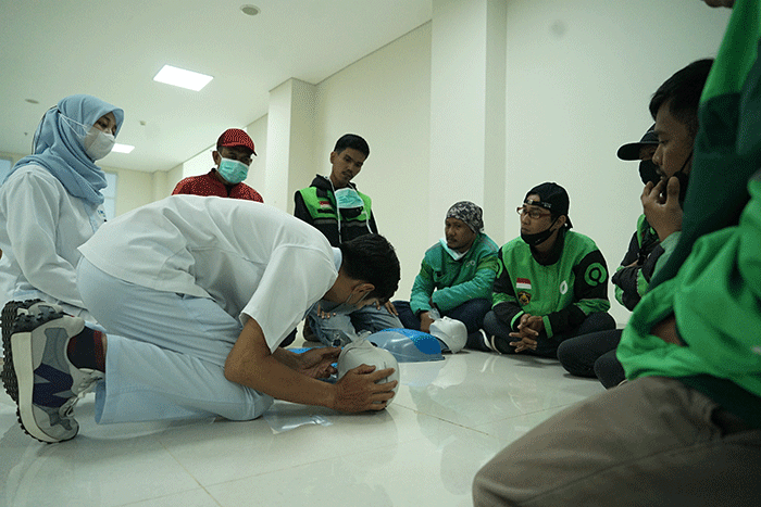 Sejumlah pengemudi ojek onlne mengikuti Pelatihan Bantuan Hidup Dasar & Pertolongan Pertama pada Kecelakaan di RSOJ Pertamina Royal Biringkanaya.