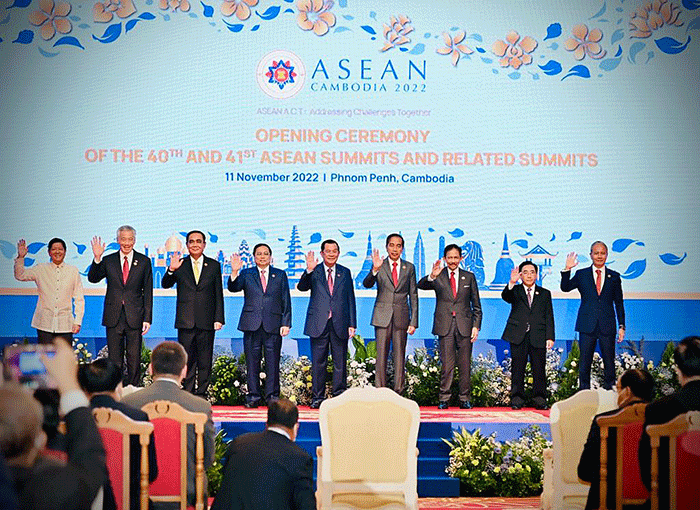 Presiden Joko Widodo dan Ibu Iriana Joko Widodo menghadiri Upacara Pembukaan KTT ASEAN ke-40 dan ke-41 serta KTT Terkait lainnya di Hotel Sokha, Phnom Penh.