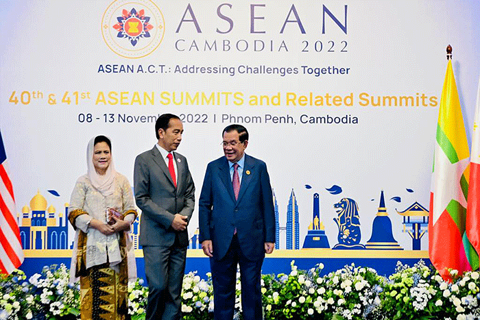 Presiden Joko Widodo dan Ibu Iriana Joko Widodo menghadiri Upacara Pembukaan KTT ASEAN ke-40 dan ke-41 serta KTT Terkait lainnya di Hotel Sokha, Phnom Penh.