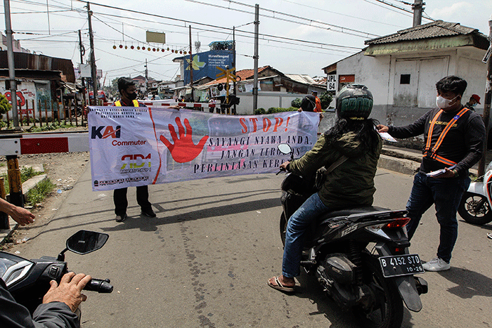 KAI Commuter bersama komunitas Rail Fans RD-One melakukan sosialisasi keselamatan perjalanan Kereta Api di perlintasan JPL No.64 Stasiun Pondok Ranji.