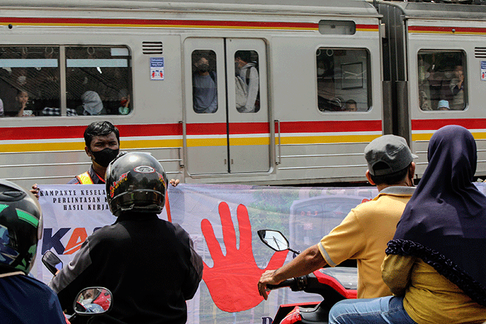 KAI Commuter bersama komunitas Rail Fans RD-One melakukan sosialisasi keselamatan perjalanan Kereta Api di perlintasan JPL No.64 Stasiun Pondok Ranji.