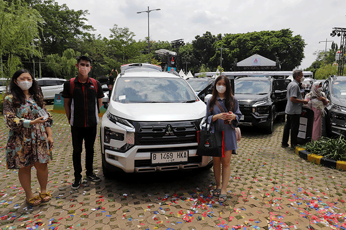 Seremoni serah terima unit New Xpander Cross kepada konsumen di area parkir Lobby Timur - Gandaria City Mall, Jakarta, Sabtu (12/11/2022).