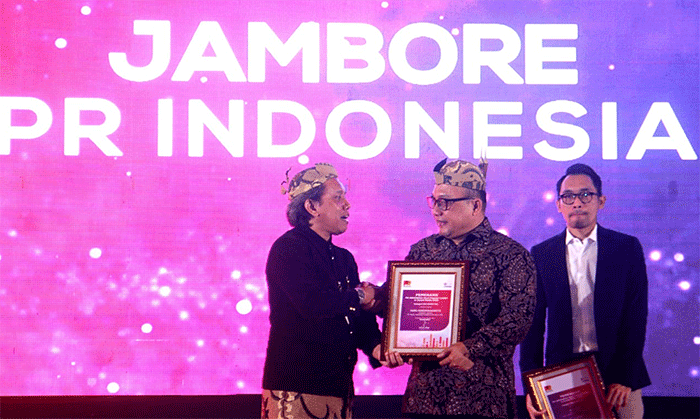 Head of Corporate Communication Bank BTN Dody Agoeng mewakili Direktur Utama Bank BTN Haru Koesmahargyo menerima penghargaan dalam ajang Jambore PR Indonesia.
