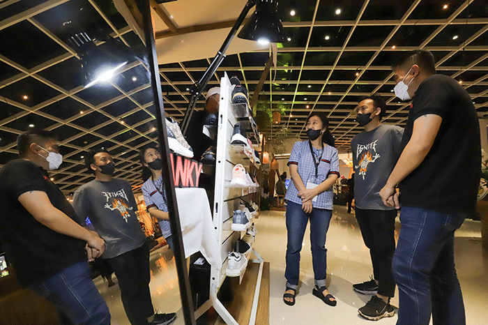 Pengunjung memilih produk UMKM disalah salah stan dalam Festival UMKM #banggalokal saat berlangsungnya Pagelaran Sabang Merauke di Ciputra Artpreneur.