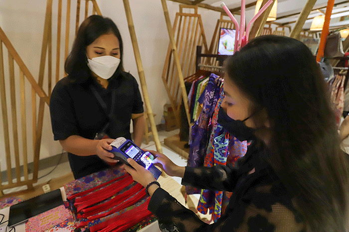 Pengunjung memilih produk UMKM disalah salah stan dalam Festival UMKM #banggalokal saat berlangsungnya Pagelaran Sabang Merauke di Ciputra Artpreneur.