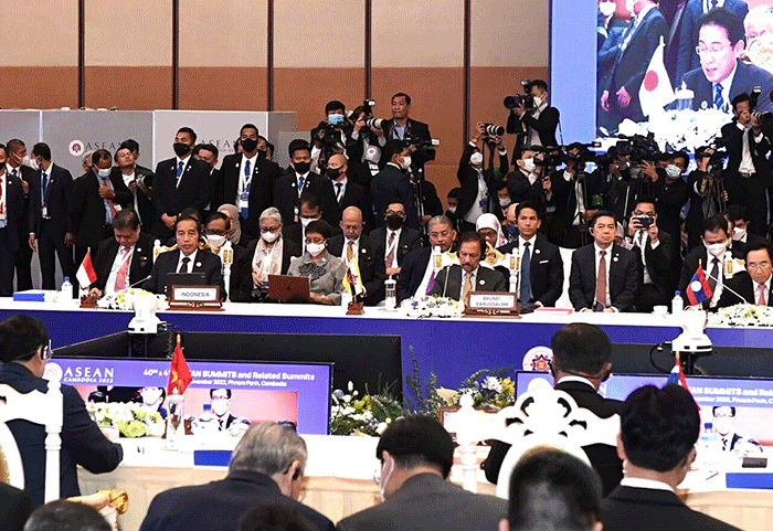 Mengawali agenda di hari keempat kunjungan kerjanya di Kamboja, Presiden Joko Widodo mengikuti KTT ke-25 ASEAN Plus Three (APT) yang digelar di Hotel Sokha.