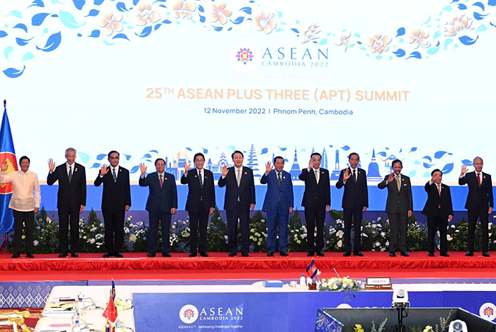 Mengawali agenda di hari keempat kunjungan kerjanya di Kamboja, Presiden Joko Widodo mengikuti KTT ke-25 ASEAN Plus Three (APT) yang digelar di Hotel Sokha.