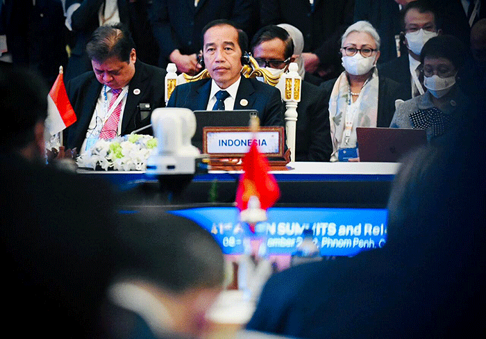 Mengawali agenda di hari keempat kunjungan kerjanya di Kamboja, Presiden Joko Widodo mengikuti KTT ke-25 ASEAN Plus Three (APT) yang digelar di Hotel Sokha.