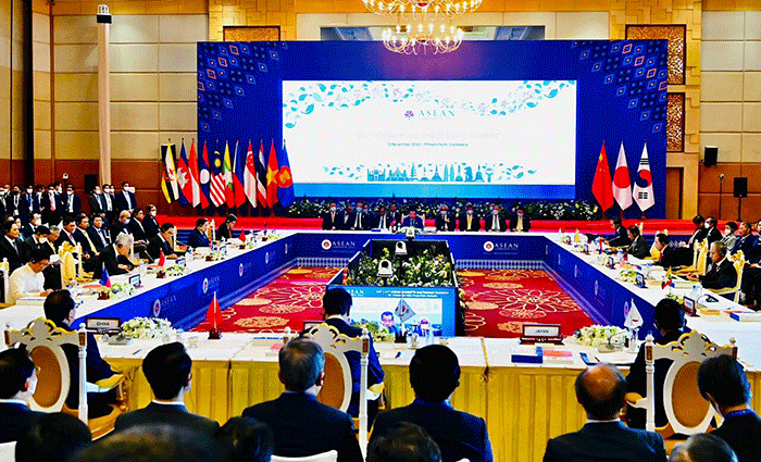 Mengawali agenda di hari keempat kunjungan kerjanya di Kamboja, Presiden Joko Widodo mengikuti KTT ke-25 ASEAN Plus Three (APT) yang digelar di Hotel Sokha.
